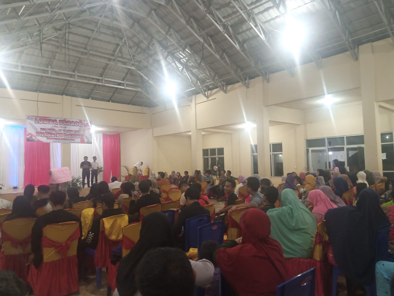 Lomba karaoke ini akan di laksanakan selama 3 hari, di hari pertama diikuti oleh 11 peserta dari 37 peserta pria, wanita, tua dan muda perwakilan dari masing-masing Desa dan dari 11 peserta ada 5 peserta yang masuk ke tahap selanjutnya, semua peserta karaoke merupakan wilayah dari Sekecamatan Ujanmas Kabupaten Muara Enim