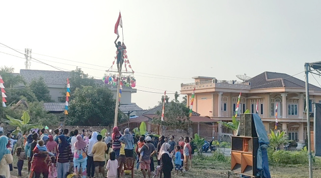 Peserta lomba panjat pinang yang berhasil dan memenangkan berbagai macam hadiah dalam rangka memeriahkan HUT RI ke 77 warga Rumah Tumbuh Muara Enim