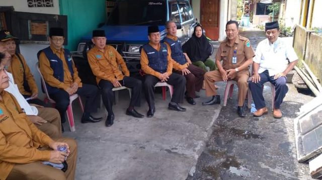 Kedatangan Drs H. Hamdi Arzal SPdI Ketua BAZNAS ini memberikan bantuan dana untuk dibelikan material kepada Ahli Musibah dan terdampak dari Kebakaran juga diberikan bantuan saudara Elang Suhendar warga yang sama.