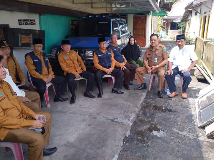 Kedatangan Drs H. Hamdi Arzal SPdI Ketua BAZNAS ini memberikan bantuan dana untuk dibelikan material kepada Ahli Musibah dan terdampak dari Kebakaran juga diberikan bantuan saudara Elang Suhendar warga yang sama.