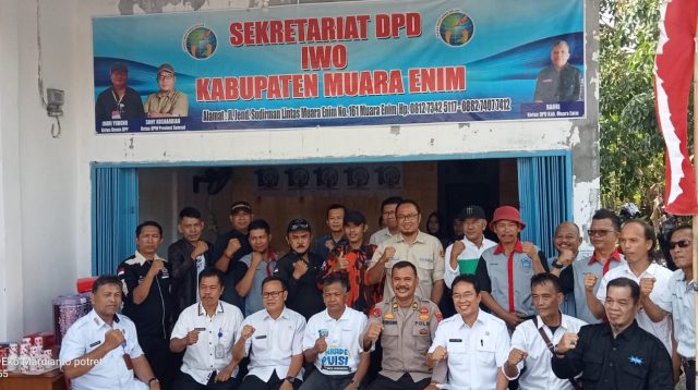 DPD Ikatan Wartawan Online Kabupaten Muara Enim Gelar Syukuran ulang tahun ke 10 dan penempatan kantor baru yang terletak di jalan lintas Palembang. Tampak foto, para pengurus IWO Muara Enim sedang berfoto bersama tamu undangan