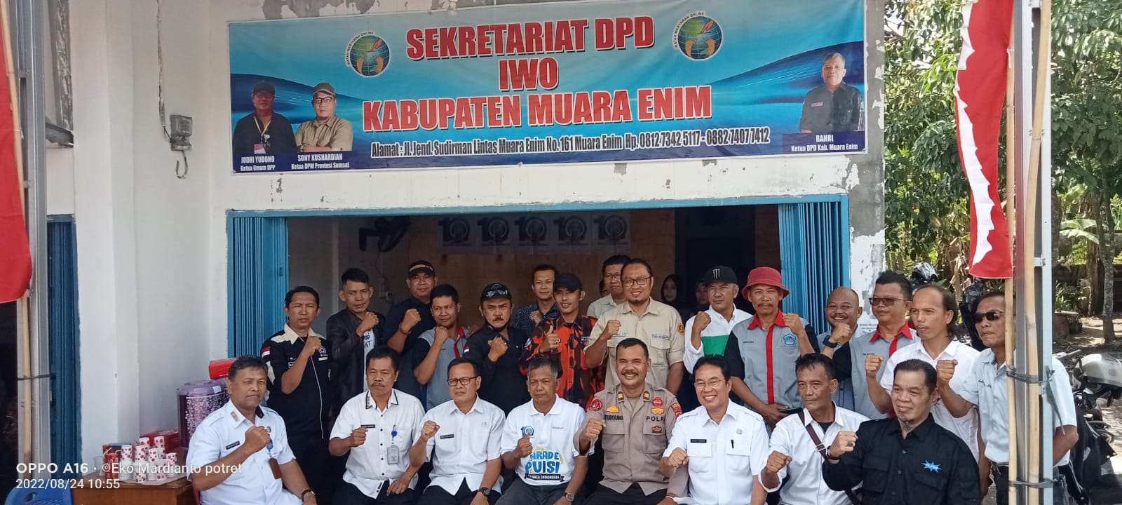 DPD Ikatan Wartawan Online Kabupaten Muara Enim Gelar Syukuran ulang tahun ke 10 dan penempatan kantor baru yang terletak di jalan lintas Palembang. Tampak foto, para pengurus IWO Muara Enim sedang berfoto bersama tamu undangan