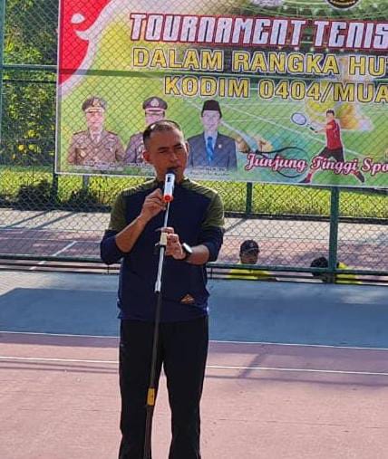 Dandim 0404 Muara Enim saat membuka langsung turnamen olahraga tenis dilapangan tenis Muara Enim pada Sabtu (24/09/2022).