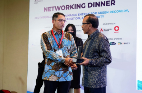Founder dan Chairman PT Supreme Energy, Supramu Santosa penghargaan Lifetime Achievement Award dari Asosiasi Panasbumi Indonesia - Indonesian Geothermal Association (API-INAGA) ini ia terima pada acara The 8th Indonesia International Geothermal Convention & Exhibition 2022 di Jakarta