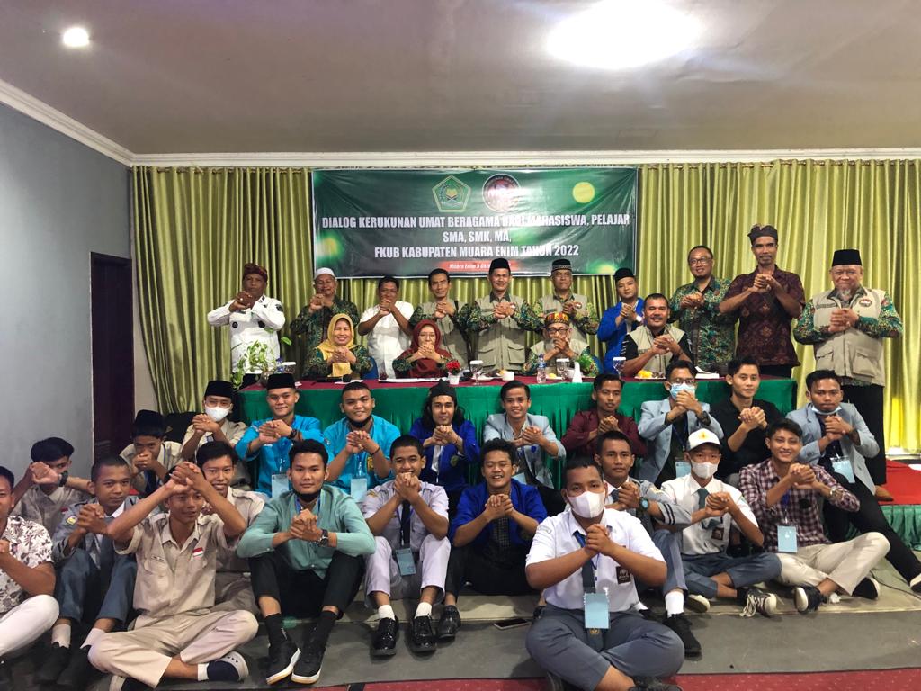 Peserta dialog kerukunan umat beragama lakukan foto bersama pengurus FKUB Kabupaten Muara Enim