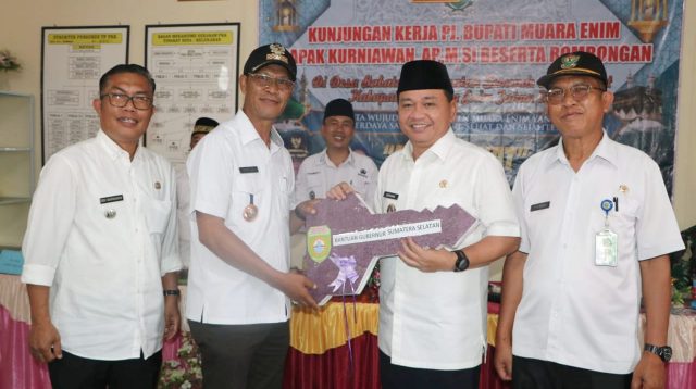 Rangkaian Bunga Desa, Pj Bupati Muara Enim Kurniawan,AP,.M.Si menyerahkan bantuan dari Gubernur Sumatera Selatan kepada Kepala Desa Tanjung Raya