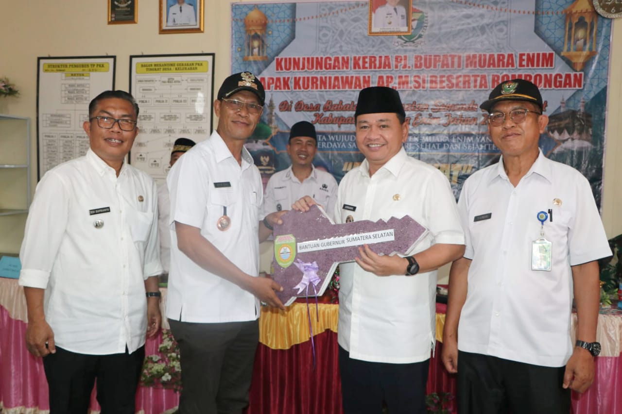 Rangkaian Bunga Desa, Pj Bupati Muara Enim Kurniawan,AP,.M.Si menyerahkan bantuan dari Gubernur Sumatera Selatan kepada Kepala Desa Tanjung Raya Rangkaian Bunga Desa, Pj Bupati Muara Enim Kurniawan,AP,.M.Si menyerahkan bantuan dari Gubernur Sumatera Selatan kepada Kepala Desa Tanjung Raya