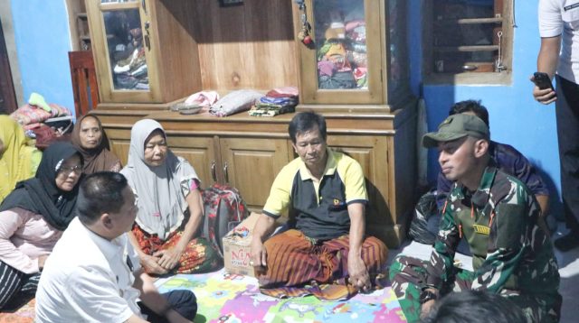 Pj Bupati Muara Enim, Kurniawan AP,.M.Si bersama Dandim 0404 Muara Enim datangi rumah korban kebakaran yang berlokasi di Desa Lebak Budi