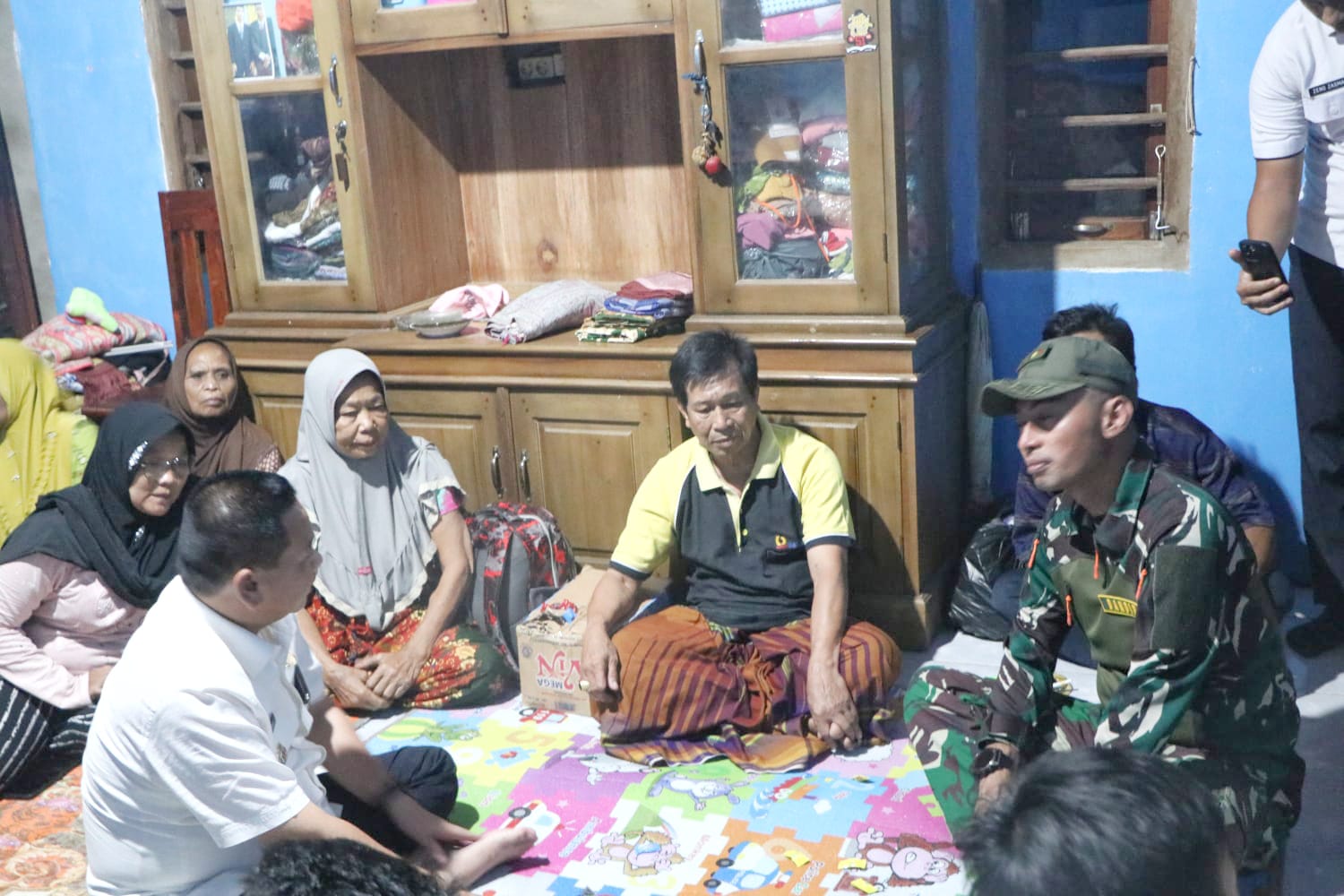 Pj Bupati Muara Enim, Kurniawan AP,.M.Si bersama Dandim 0404 Muara Enim datangi rumah korban kebakaran yang berlokasi di Desa Lebak Budi Pj Bupati Muara Enim, Kurniawan AP,.M.Si bersama Dandim 0404 Muara Enim datangi rumah korban kebakaran yang berlokasi di Desa Lebak Budi