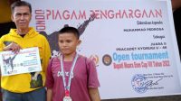 Pedrosa bersama sang Ayah seusai meraih medali perak pada kejuaraan Taekwondo Bupati Cup 2022 yang berlangsung di GOR Pancasila Muara Enim