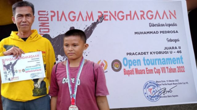 Pedrosa bersama sang Ayah seusai meraih medali perak pada kejuaraan Taekwondo Bupati Cup 2022 yang berlangsung di GOR Pancasila Muara Enim