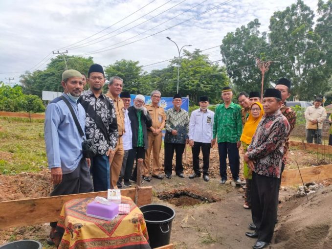 Foto bersama seusai peletakan batu pertama pembangunan gedung dakwah Muhammadiyah Kabupaten Muara Enim