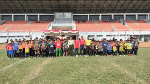Para peserta turnamen Garuda Cup 2022 zona Sumsel sedang melakukan foto bersama sebelum melaksanakan pertandingan
