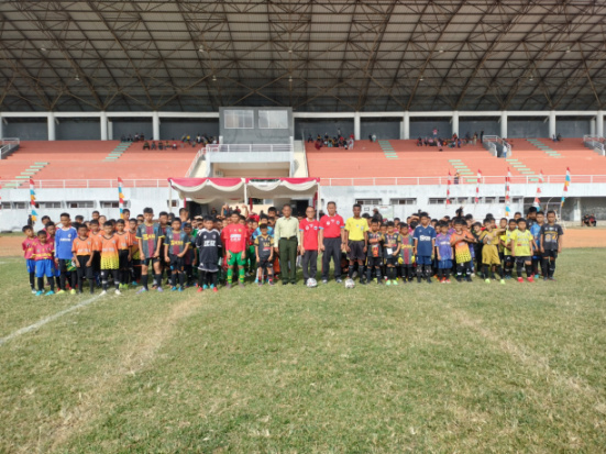 Para peserta turnamen Garuda Cup 2022 zona Sumsel sedang melakukan foto bersama sebelum melaksanakan pertandingan Para peserta turnamen Garuda Cup 2022 zona Sumsel sedang melakukan foto bersama sebelum melaksanakan pertandingan