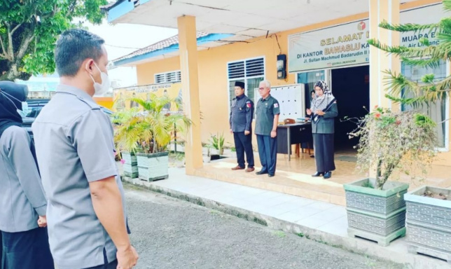 Suasana upacara hari kesaktian Pancasila di halaman kantor Bawaslu Kabupaten Muara Enim pada 2022. (sumber foto : Instagram bawaslu muaraenim Suasana upacara hari kesaktian Pancasila di halaman kantor Bawaslu Kabupaten Muara Enim pada 2022. (sumber foto : Instagram bawaslu muaraenim