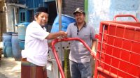 Calon Anggota DPR RI dari Partai Demokrat H. Mohamad Aly Shobat berikan bantuan gerobak sampah untuk kelurahan