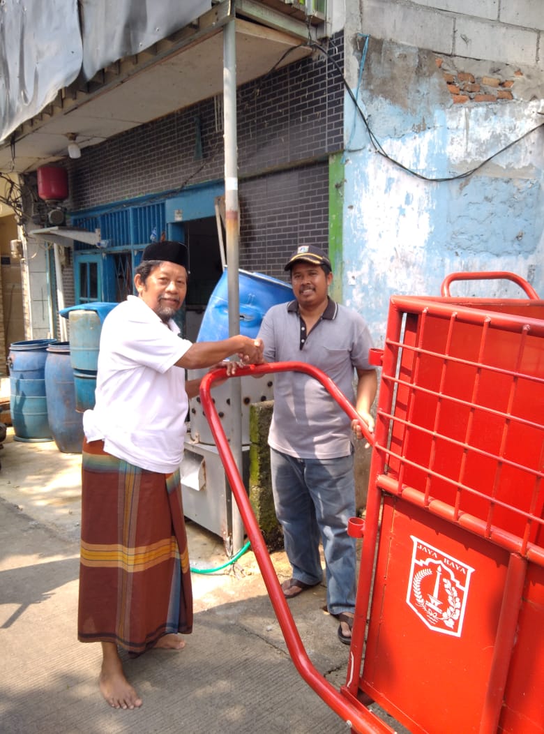 IMG-20221103-WA0103 Calon Anggota DPR RI dari Partai Demokrat H. Mohamad Aly Shobat berikan bantuan gerobak sampah untuk kelurahan