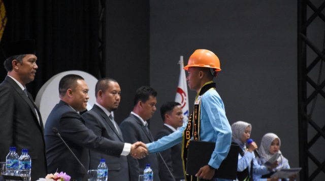 Sebanyak 245 Wisuda Angkatan I - IV Akademi Komunitas Industri Pertambangan Bukit Asam (AKIPBA) digelar di Gedung Serba Guna (GSG) Baru PT Bukit Asam Tbk (PTBA) Tanjung Enim pada Kamis (2/11).