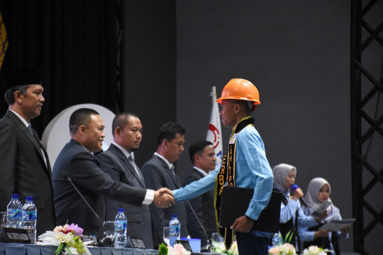 Sebanyak 245 Wisuda Angkatan I - IV Akademi Komunitas Industri Pertambangan Bukit Asam (AKIPBA) digelar di Gedung Serba Guna (GSG) Baru PT Bukit Asam Tbk (PTBA) Tanjung Enim pada Kamis (2/11).