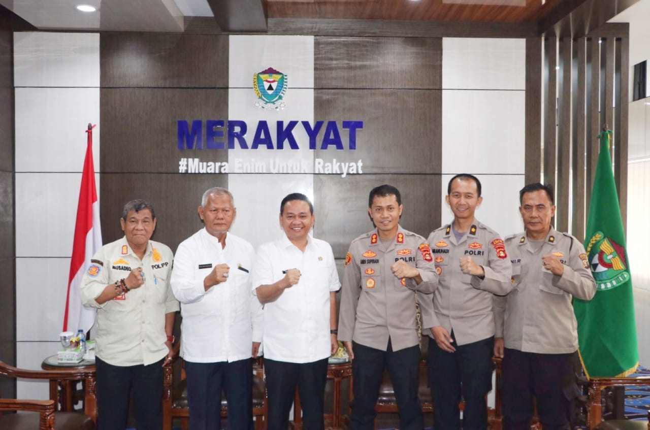 IMG-20221104-WA0076 Didampingi Pj Sekda beserta Kepala OPD, Pj Bupati Muara Enim Kurniawan AP,.M.Si menerima kunjungan kerja perdana Kapolres Muara Enim AKBP Andi Supriadi beserta jajaran