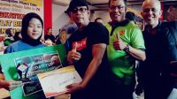 Maskar bersama Ketua KONI Muara Enim M. Chandra,SH, M.Kn serahkan hadiah kepada pemenang Kejuaraan Billiar Bupati Cup 2022 Kabupaten Muara Enim. (Foto:Deni, Editor : Donald)