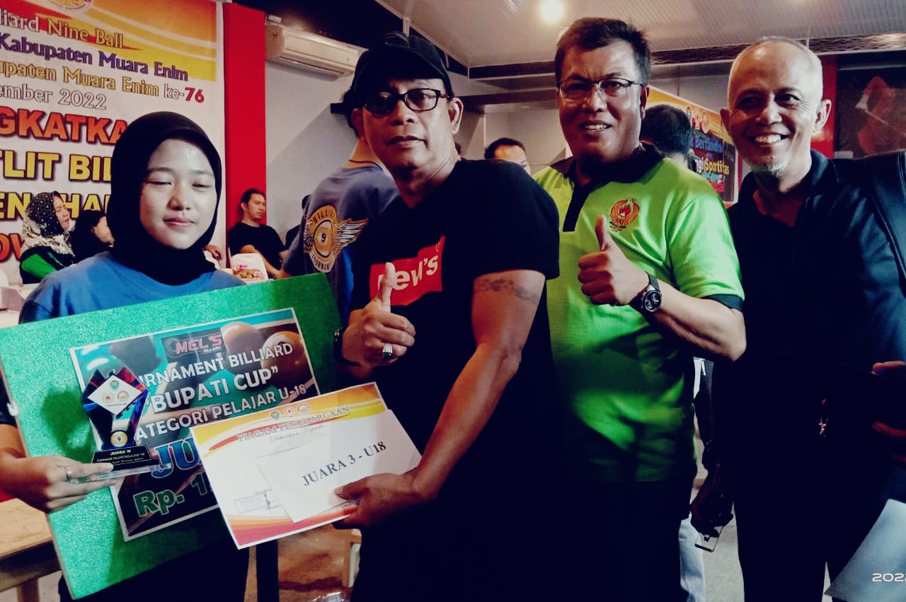 Maskar bersama Ketua KONI Muara Enim M. Chandra,SH, M.Kn serahkan hadiah kepada pemenang Kejuaraan Billiar Bupati Cup 2022 Kabupaten Muara Enim. (Foto:Deni, Editor : Donald)
