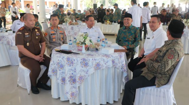 Pj Bupati Muara Enim Kurniawan AP,.M.Si bersama Kapolres AKBP Andi Supriadi, Kepala Kejaksaan Negeri Muara Enim Irfan Wibowo, Kepala Kantor Kemenag Kabupaten Muara Enim Hasanuddin, Plt Kepala Kesbangpol Sumatera Selatan dan Ketua FKUB Sumatera Selatan KH Mal'an Abdullah. (Sbr/foto : Media Center, Editor : Donald)