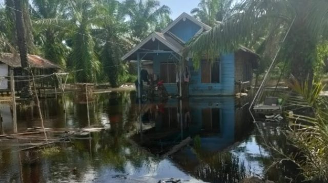 Akibat curah hujan yang tinggi, masyarakat Desa di Kabupaten Banyuasin Terendam banjir. (Foto : Istimewa, Editor : Donald)