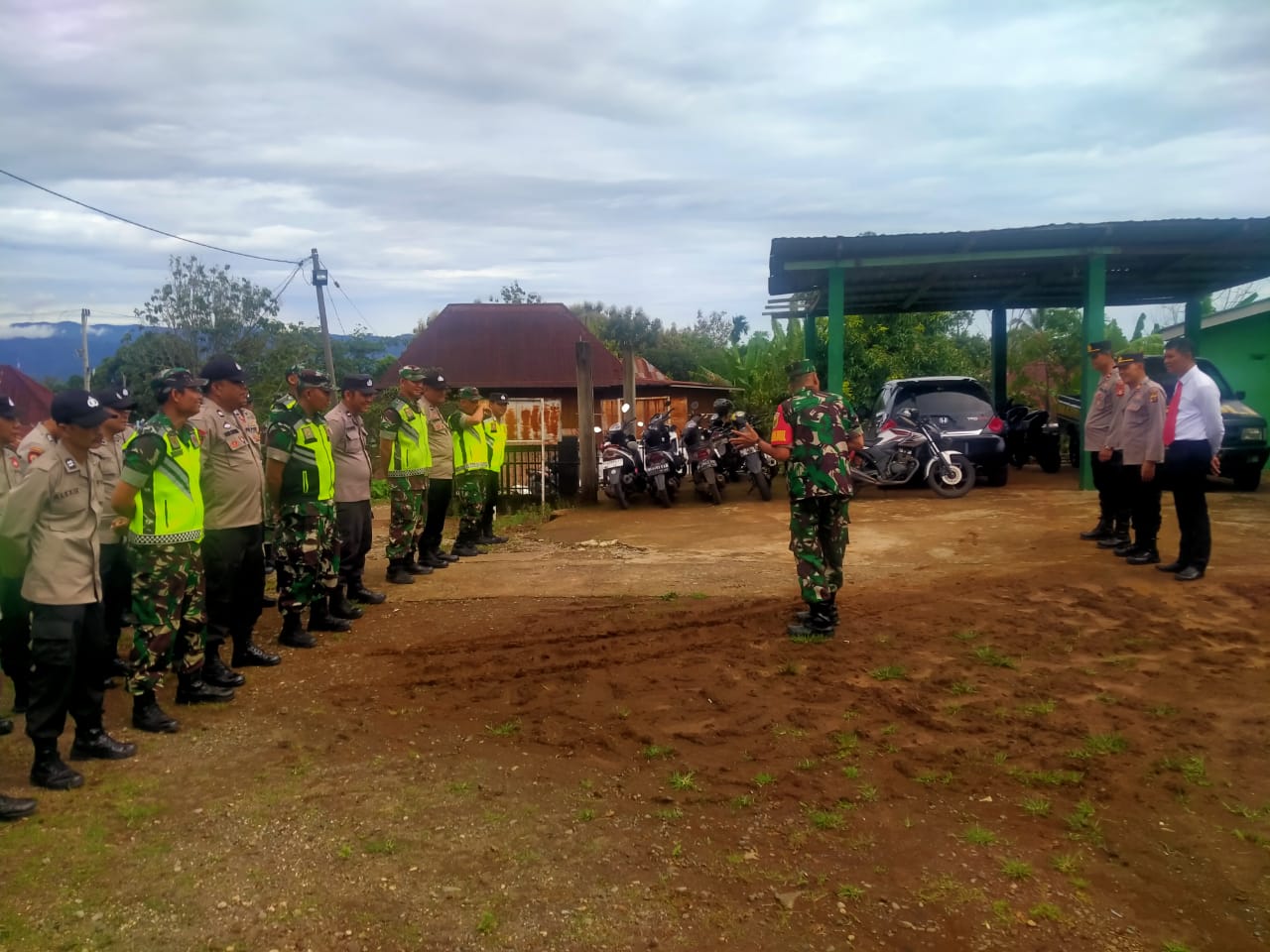 Polsek Kota Agung, Polsek Mulak Ulu dan Koramil Adakan apel dan patroli bersama dalam rangka menjaga kekompakan dan keharmonisan TNI Polri. (Sbr/foto : Nov, Editor : Donald)
